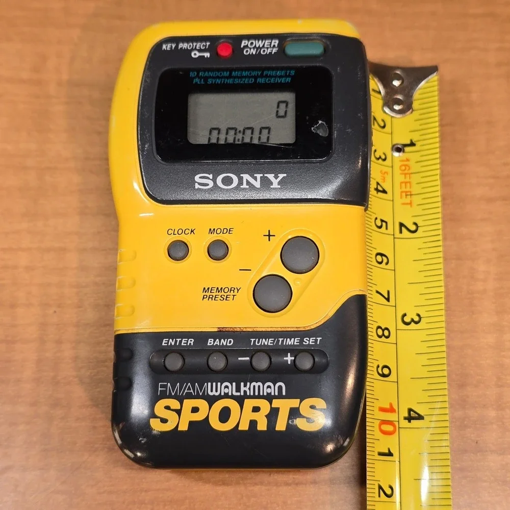 Vintage SONY Walkman Sports FM/AM Radio Yellow SRF-M70 with Belt‎ WORKING!